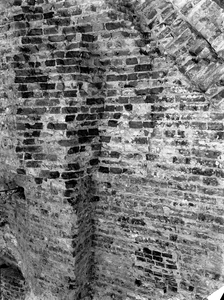 835520 Afbeelding van de, na het weghakken van het in de 19e eeuw aangebrachte metselwerk vrijgekomen, open vensterboog ...